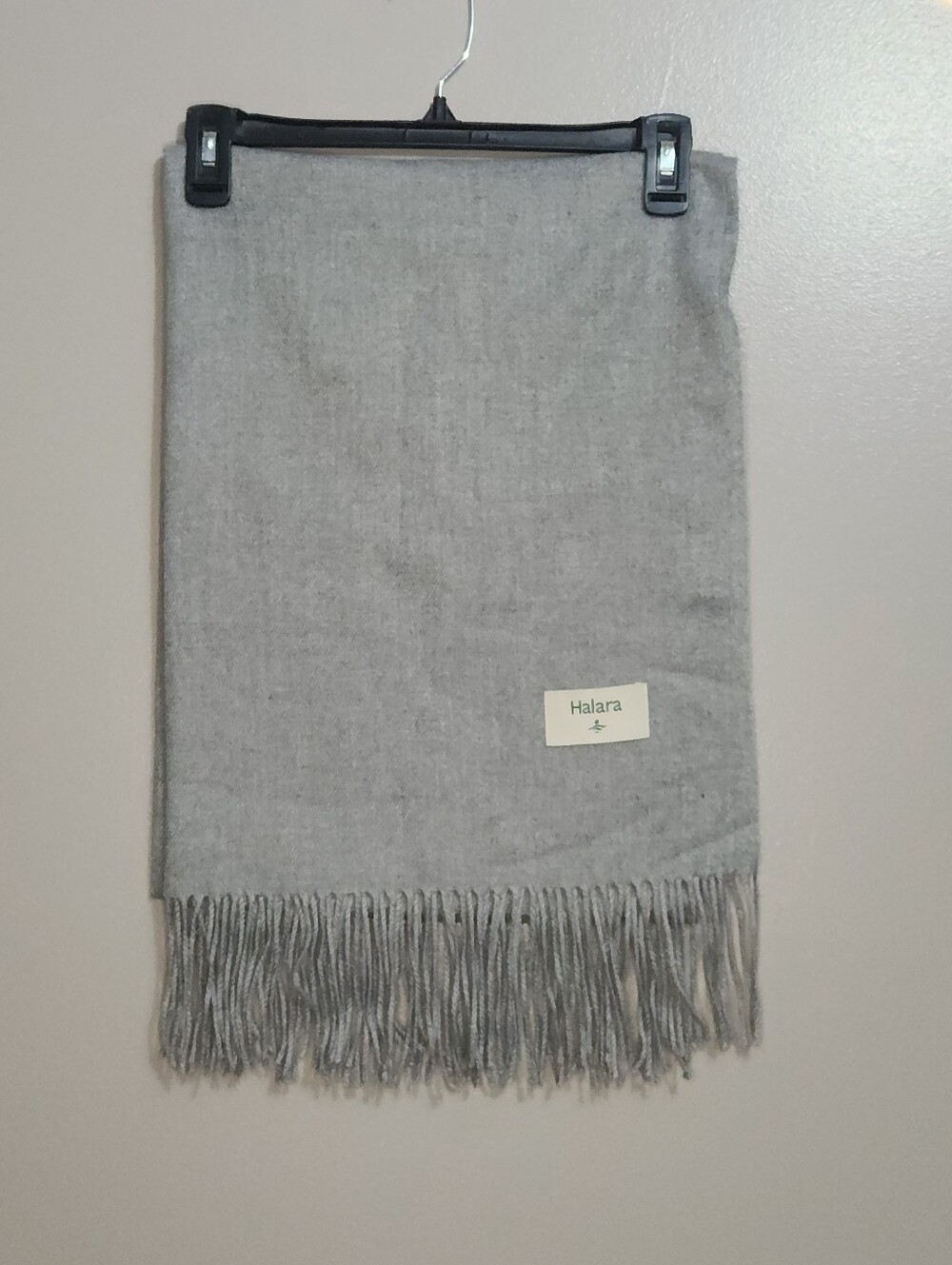 HALARA Light Gray Fringe Scarf